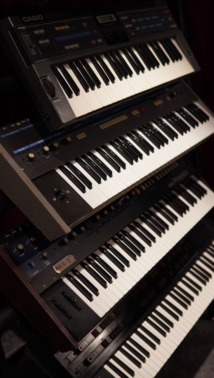 Synthesizer med tilhørende udstyr